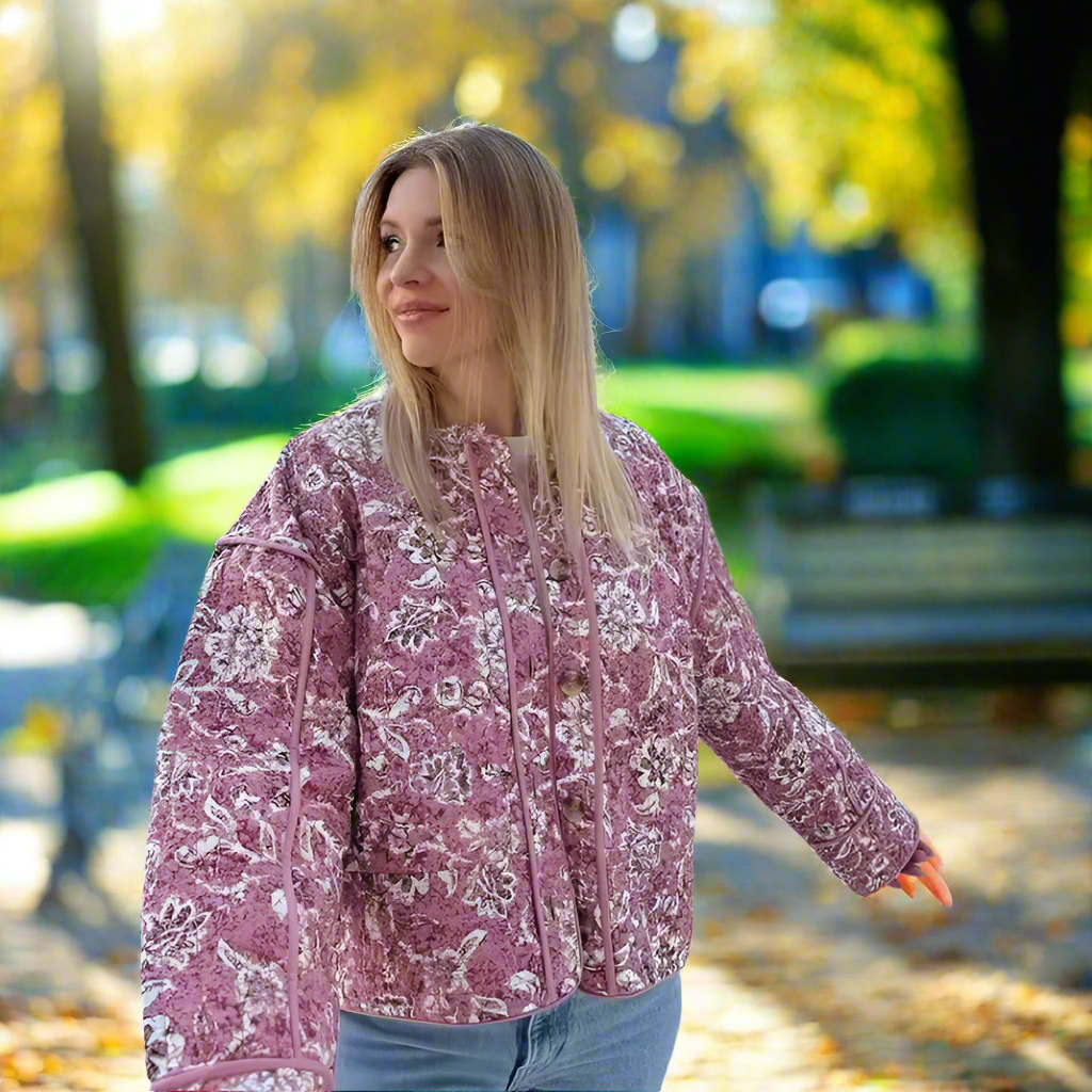 Alice | Roze gewatteerde bloemenjas voor herfst en winter - brede pasvorm