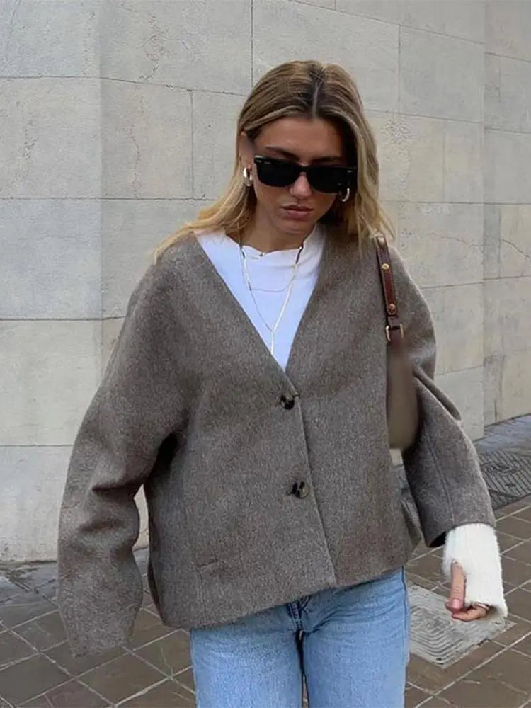 Pamela | Veste Courte Femme à Boutonnage Simple – Manches Longues et Col V
