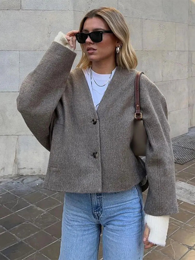 Pamela | Veste Courte Femme à Boutonnage Simple – Manches Longues et Col V