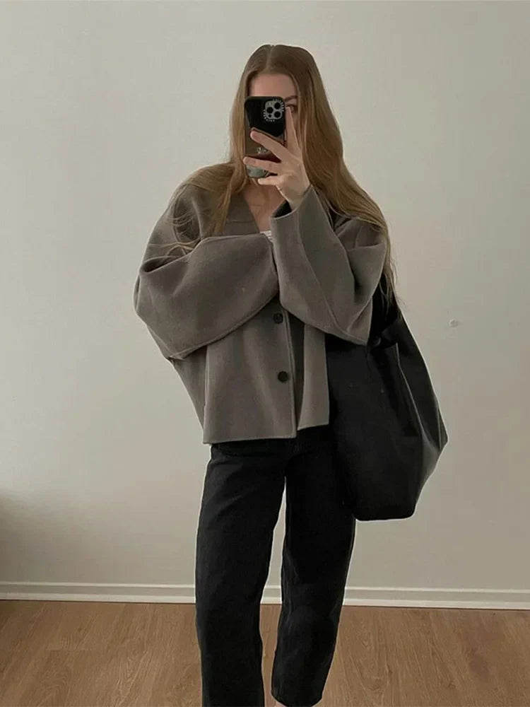 Pamela | Veste Courte Femme à Boutonnage Simple – Manches Longues et Col V